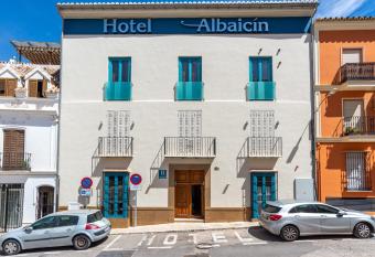 Hotel Albaic  n - Auto Check-in allows 18 year olds to book a room