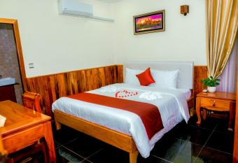 Mohasal Angkor Boutique has rooms with a private hot tub