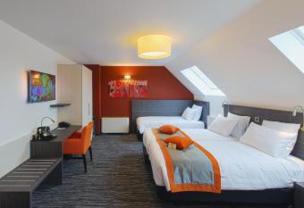 Orange Hotel La Louvi  re allows 18 year olds to book a room