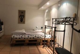 Cozy Souterrain im Westen Stuttgarts allows 18 year olds to book a room