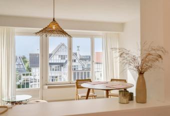 Marie Gabri  lle allows 18 year olds to book a room