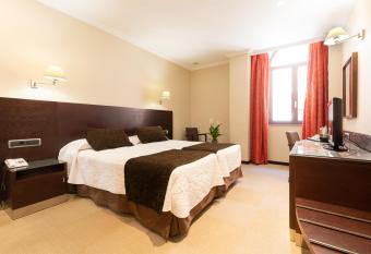 Hotel San Juan de los Reyes has rooms with a private hot tub