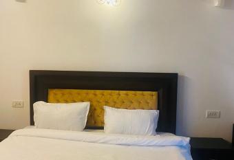 RoofTop Stay has rooms with a private hot tub