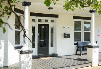 Charming Victorian Home HalfwayMD RmB has Smoking/Balcony rooms