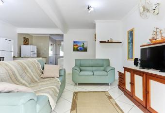 819 Solar das Brom  lias 350 M da Praia Bombinhas Centro allows 18 year olds to book a room