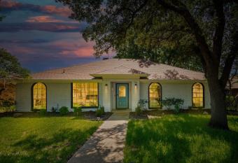 Modern 4 BR Gem near Frisco w BBQ Grill Pool Table has Balcony rooms