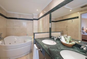 Condesa de Chinch  n has rooms with a private hot tub