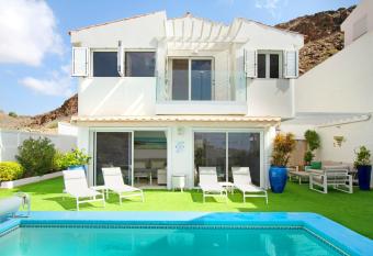 Villa el Quijote has Balcony rooms