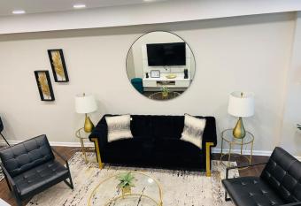 Charm City BNB (minutes from downtown/inner harbor has Balcony rooms