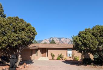 NEW Southwest Getaway - VIEWS, Deck, Game Rm, Nearby Hiking has Balcony rooms
