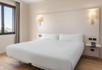 B&B HOTEL Elche allows 18 year olds to book a room