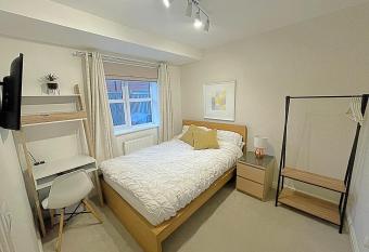 Cosy & Chic in great location near Loughborough Uni & East Midlands Airport has Balcony rooms
