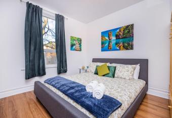 2BR Apt with King Bed -Steps from Byward Market allows 18 year olds to book a room