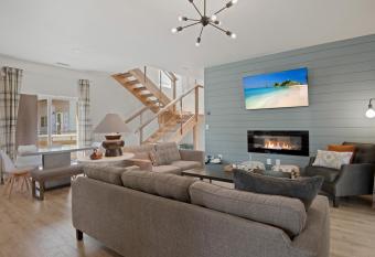 *NEW* Modern Cabin - HOT TUB, nearby trail, & large deck has Balcony rooms