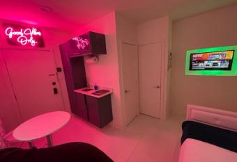 Fun Twin Bed Small Studio In Hollywood 10 allows 18 year olds to book a room