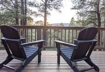 *NEW* Pine Cabin-1 acre, VIEWS, Nearby Hiking has Balcony rooms