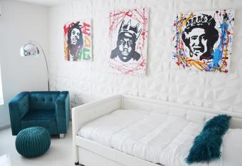 Fun Twin Bed Small Studio In Hollywood 27-2 allows 18 year olds to book a room