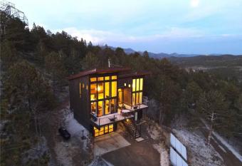 Off-grid Masterpiece Cabin W/ Breathtaking View has Balcony rooms