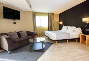 Hotel Plaza has rooms with a private hot tub