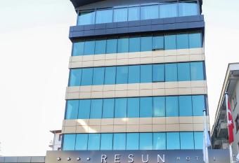 Resun Hotel allows 18 year olds to book a room