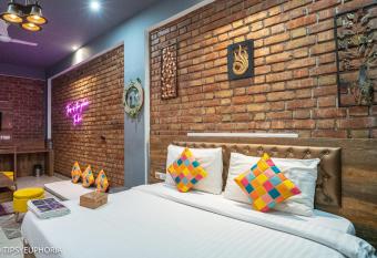 Tipsyeuphoria has Smoking/Balcony rooms