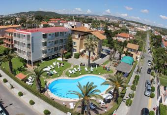 Hotel Subur Maritim allows 18 year olds to book a room