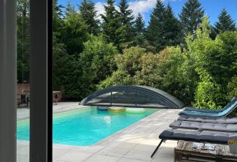 Jolie studio avec Piscine et Sauna dans la verdure has Balcony rooms