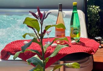 Un petit coin de Paradis allows 18 year olds to book a room