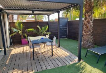 STUDIO LUXE 600M PLAGE AVEC SPA POUR 4 PERS has rooms with a private hot tub
