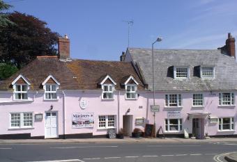 The Mariners Hotel allows 18 year olds to book a room