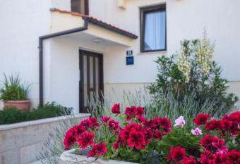 Guesthouse Nihada has Balcony rooms