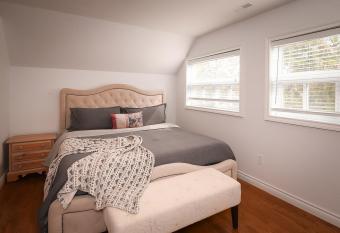The Peak Penthouse - Stylish Brand New Renovation in Central Burlington allows 18 year olds to book a room