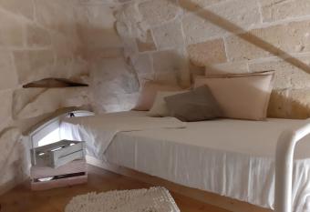 Pied    terre has Smoking rooms