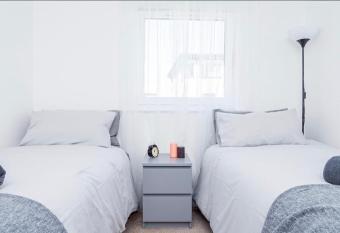 Bayview Apartments has Balcony rooms