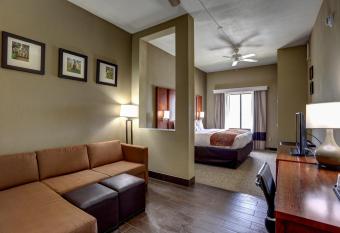 Comfort Suites Batesville has rooms with a private hot tub