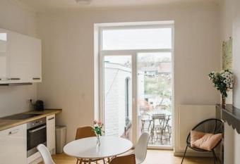 Magnifique duplex ultra lumineux au centre de Huy has Balcony rooms