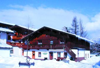 Kaiserappartements M  llnerhof allows 18 year olds to book a room