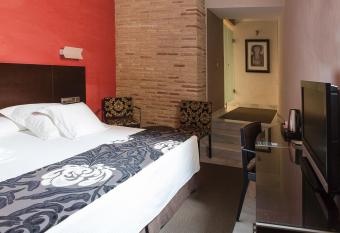 Hotel Pintor El Greco has rooms with a private hot tub