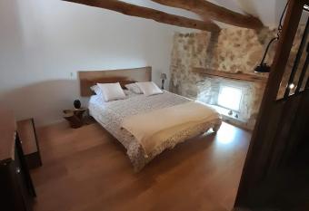 Maison de Nant has rooms with a private hot tub