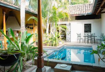 Bed and breakfast CHARMING Colonial House has Balcony rooms