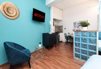 CASA VIA XX SETTEMBRE - La Via pi   Famosa di Genova allows 18 year olds to book a room