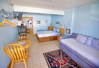 Canyon View Motel- Family w Queen Daybed Trundle allows 18 year olds to book a room