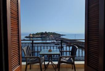 atoll  Paris-Alexandre  allows 18 year olds to book a room