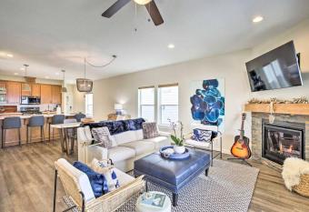 Modern Oregon Retreat w/ Deck, Hot Tub, Ocean View has Balcony rooms