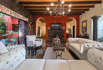 CASA GUERRERO S has rooms with a private hot tub