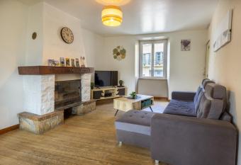 G  te de La Rivi  re Saint Geniez d Olt et d Aubrac has Balcony rooms