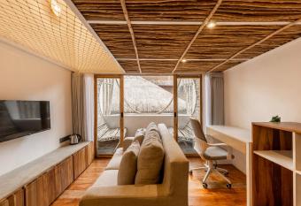 Clan Living - The Founder Ubud has rooms with a private hot tub