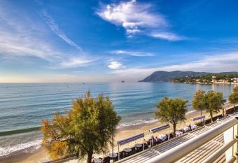 R  sidence la Fontaine Les Sablettes Plage allows 18 year olds to book a room