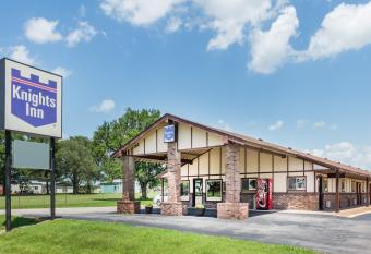 Knights Inn Chanute has Smoking rooms