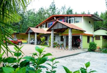 GIRI NERALU HOMESTAY -1964 has Smoking/Balcony rooms